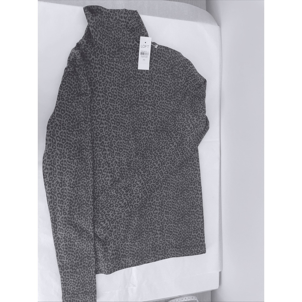 Loft Light Weight Turtle Neck Size XS. Black & Gray Leopard Print